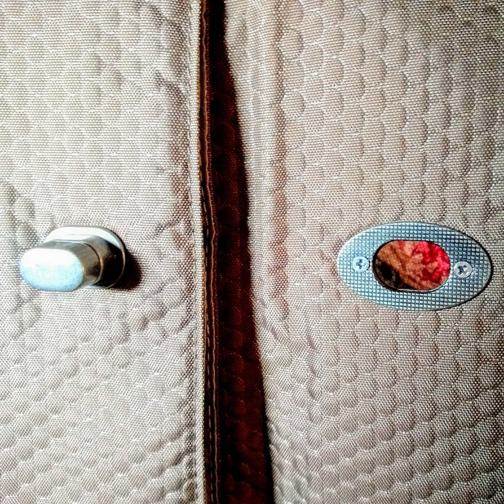 Smooth, Bubble Pattern Wristlet Clutch - Picture 13 of 16
